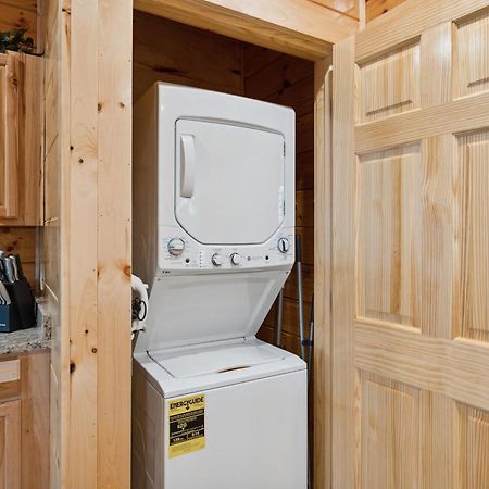 The 3 Bears Is A Newly Built 3 Bedroom Cabin Only 3 Minutes From The Parkway! Pigeon Forge Exterior photo